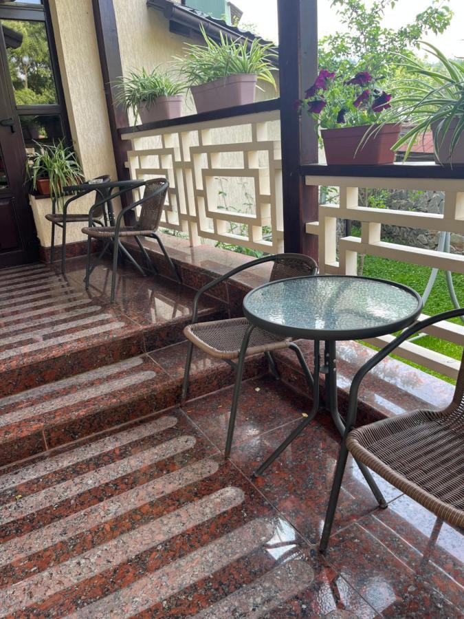 Central Courtyard Slavske Bagian luar foto