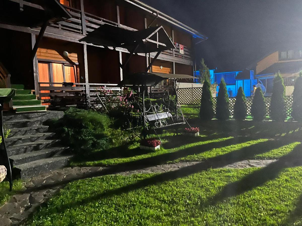 Central Courtyard Slavske Bagian luar foto